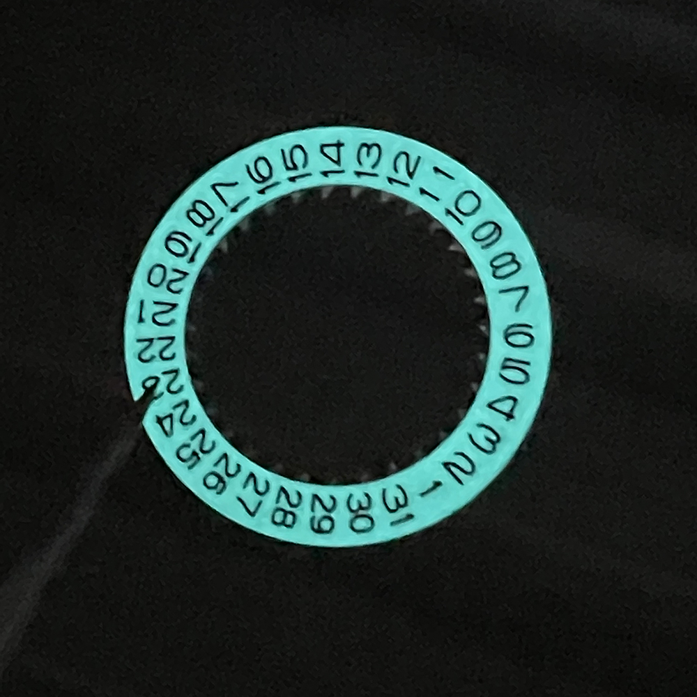 상단 C3 녹색 빛나는 Datewheel NH35 무브 - Exhibition Caseback 리뷰 및 가격